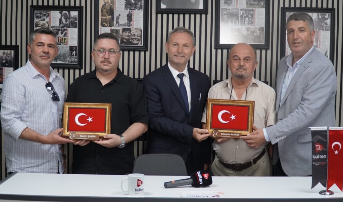 MHP Heyetinden Bülten Medya’ya Anlamlı Ziyaret Milliyetçi Hareket Partisi Mustafakemalpaşa İlçe Başkanı Suat Buldu ve beraberindeki