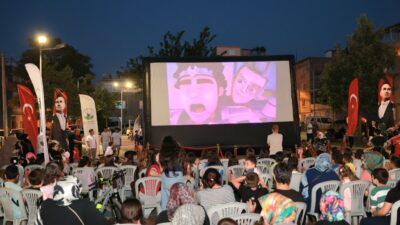Osmangazi Belediyesi'nin mahallelere taşıdığı yazlık sinema etkinliği bu kez Başaran