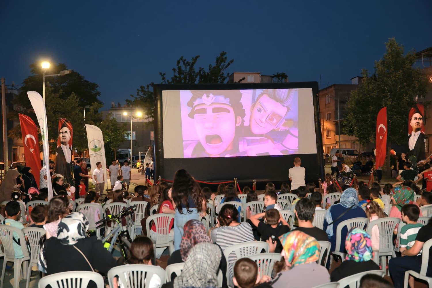 Osmangazi Belediyesi'nin mahallelere taşıdığı yazlık sinema etkinliği bu kez Başaran