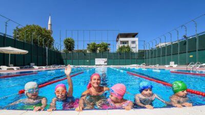 Osmangazi Belediyesi'nin Fatih-Çiftehavuzlar Yarı Olimpik Yüzme Havuzu'nda düzenlediği temel yüzme