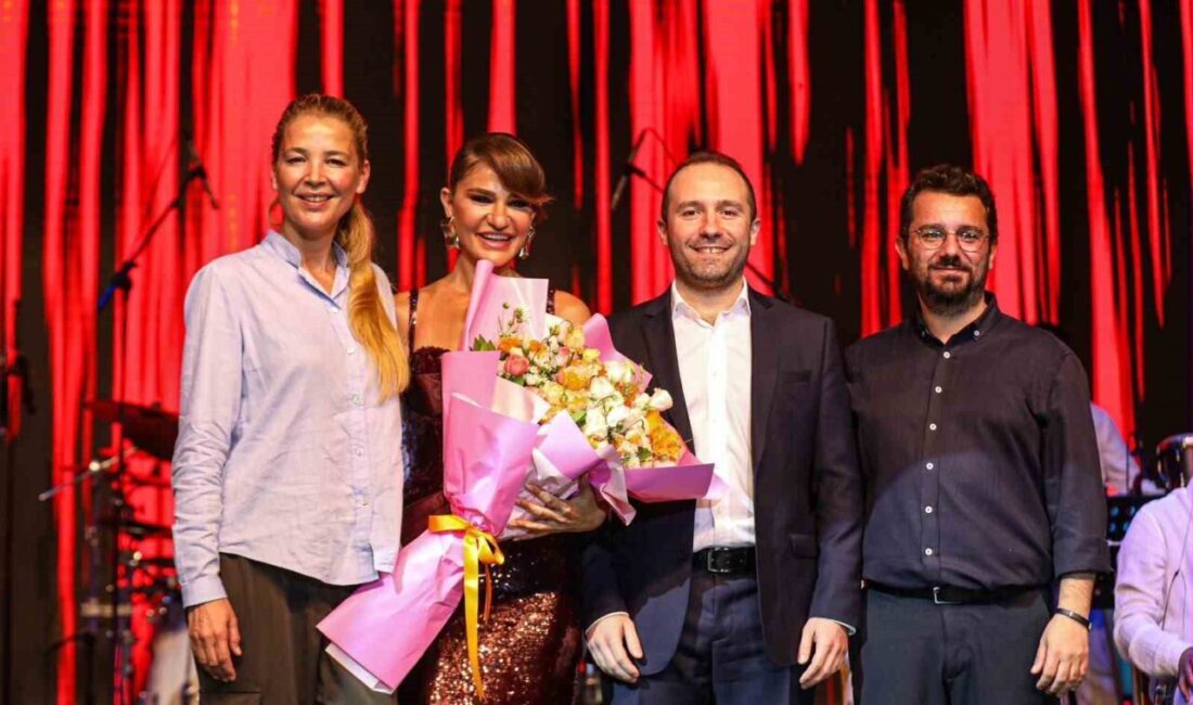 Uluslararası Bursa Festivali kapsamında Kültürpark Açıkhava Tiyatrosu’nda sahne alan sanatçı