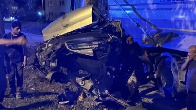 Sakarya’nın Erenler ilçesinde sürücüsünün kontrolünden çıkan otomobil, ağaca çarparak ikiye