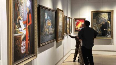 İstanbul’daki ‘Sanatın Vatan Nefesi: 15 Temmuz Sergisi’nin açılışında konuşan Aile