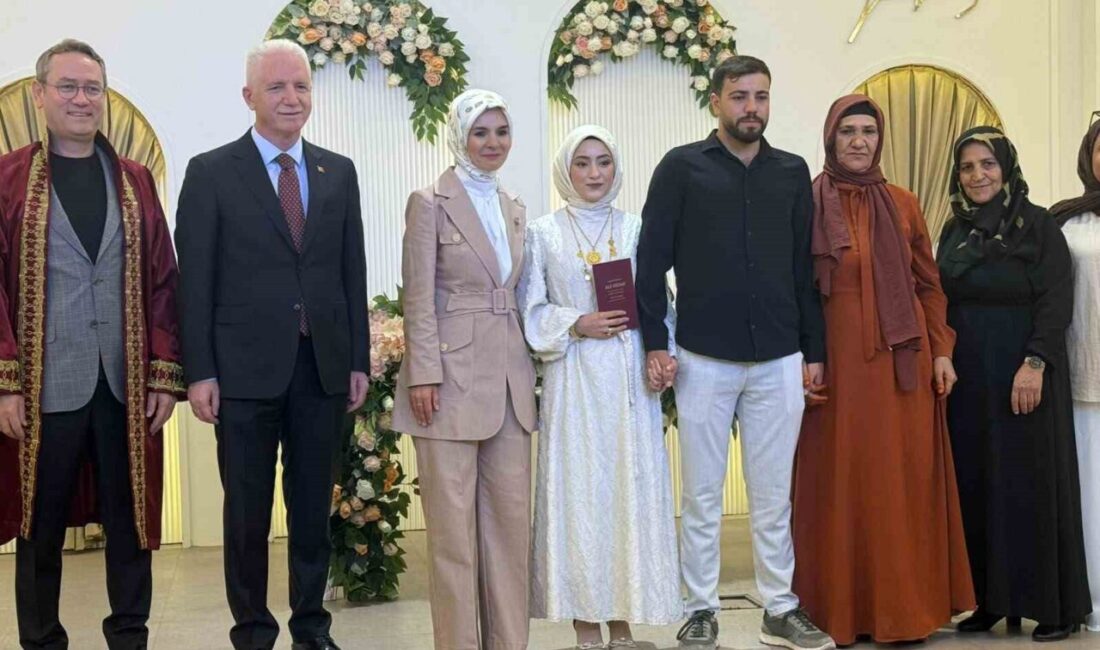 Aile ve Sosyal Hizmetler Bakanı Göktaş, evlilik kredisi desteğinden faydalanan çiftin nikah şahidi oldu Aile ve Sosyal Hizmetler Bakanı Mahinur Özdemir Göktaş, Aile ve