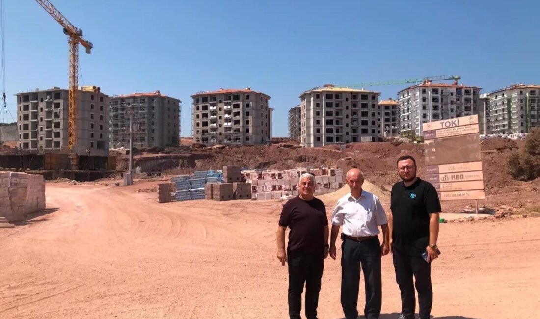 AK Parti Bandırma yönetimi, TOKİ inşaatında incelemelerde bulundu AK Parti Bandırma İlçe Başkan Vekili Recep Hakan ile yönetim