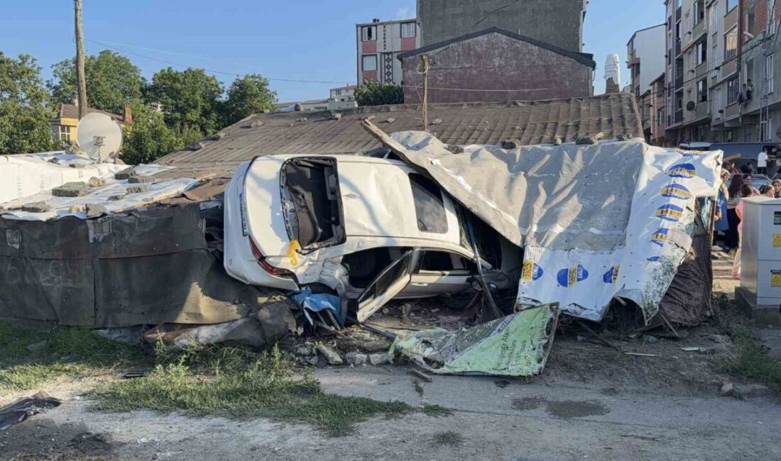 Arnavutköy’de kontrolden çıkan otomobil, yol kenarında bulunan müstakil eve daldı.