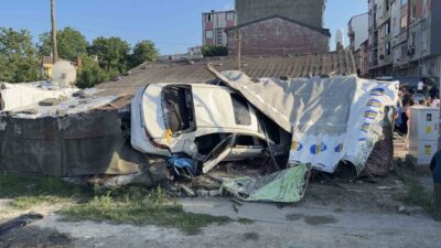 Arnavutköy’de kontrolden çıkan otomobil, yol kenarında bulunan müstakil eve daldı.