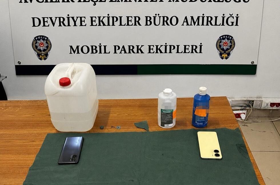 Avcılar’da tırabzan hırsızlığı şüphelileri yakalandı: ’Peçete’ olarak tabir edilen uyuşturucu madde ele geçirildi İstanbul’un Avcılar ilçesinde, bir apartmanın bahçe duvarındaki tırabzanları çalan hırsızlık