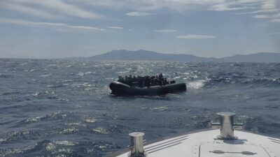 Çanakkale’nin Ayvacık ilçesi açıklarında Sahil Güvenlik ekiplerince 43 kaçak göçmen
