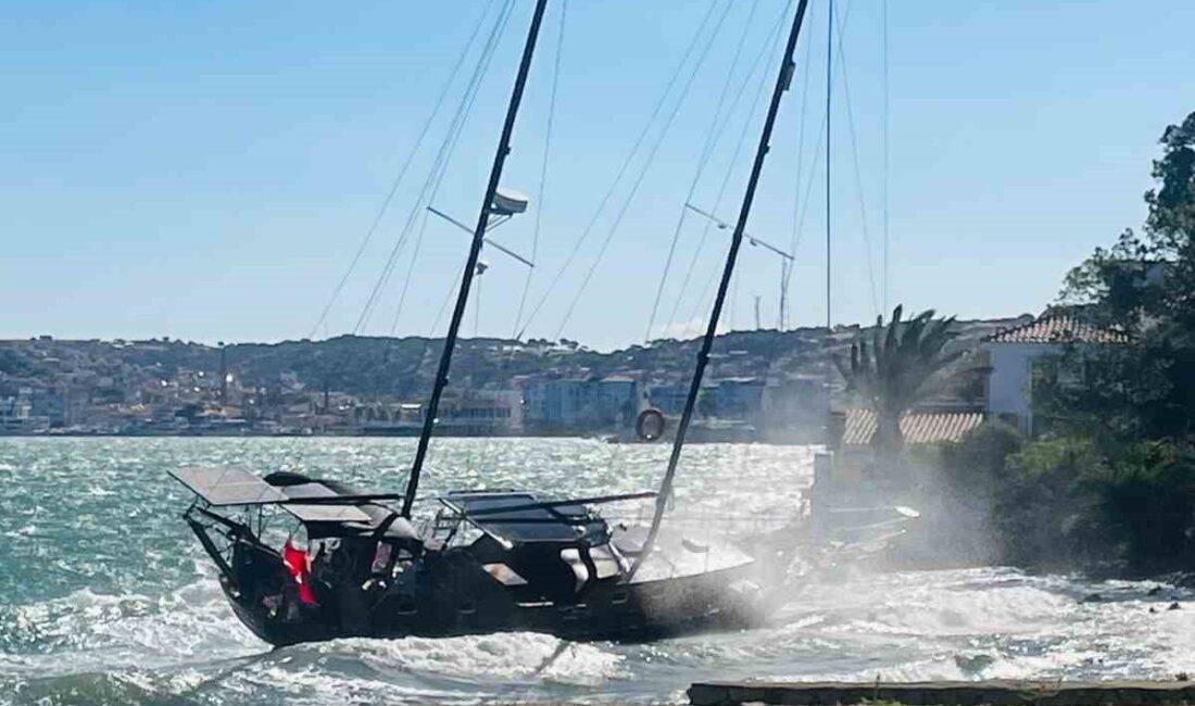 Ayvalık’ta fırtına yelkenli tekneyi kıyıya sürükledi Balıkesir’in Ayvalık ilçesinde saatte 65 kilometre hıza ulaşan kuvvetli fırtına
