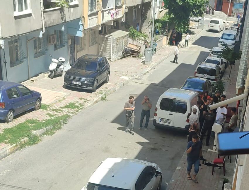 Bağcılar’da iş yerine kurşun yağdırdı: 1 yaralı İstanbul Bağcılar’da düzenlenen silahlı saldırıda işyeri sahibinin oğlu yaralandı. Yaralı