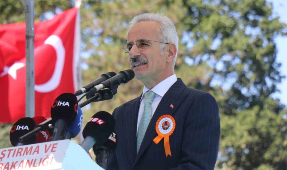 Bakan Uraloğlu: “Ayasofya ile yaşıt 1500 yıllık Sangarios Köprüsü’nü şehrimizin simgesi olarak yeniden canlandırdık” Sakarya’nın Serdivan ilçesinde Ayasofya Camii ile aynı tarihlerde inşa edilen