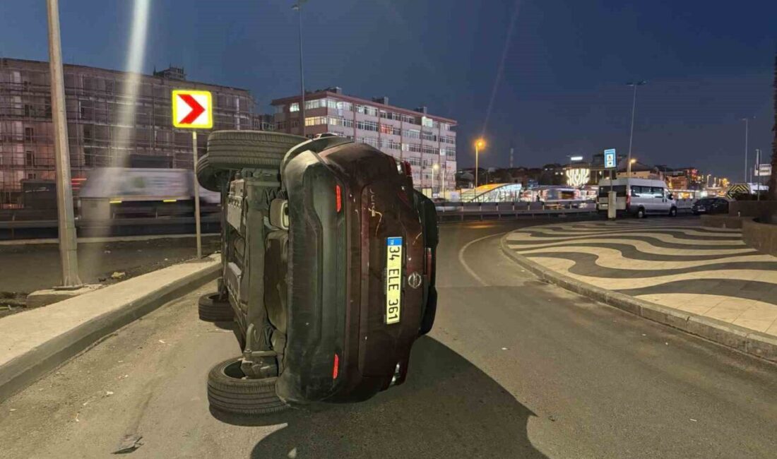 İstanbul Bakırköy’de sürücüsünün kontrolünden çıkan otomobil, refüje çarparak devrildi. Kazada