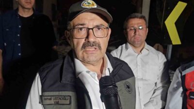 Balıkesir Valisi İsmail Ustaoğlu, yangından etkilenen Tıfıllar Mahallesi’nde incelemede bulundu.