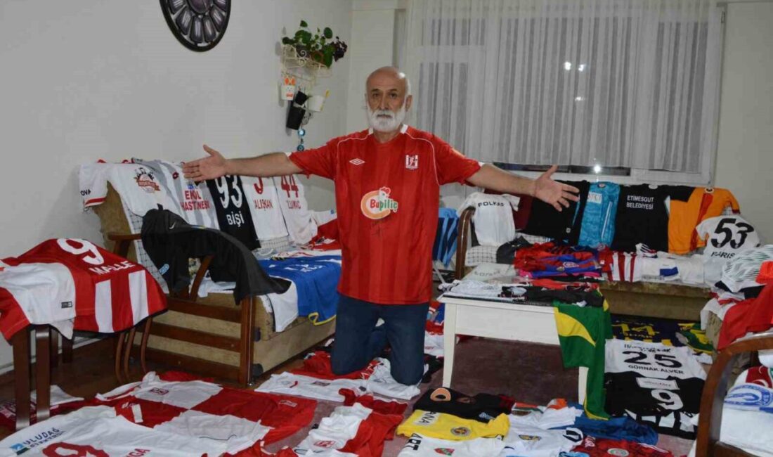 300 Formayla Futbol Tarihini Evinde Yaşatıyor Balıkesir'de 35 yıllık gazeteci Cengiz Güneş, futbolculardan hediye aldığı yaklaşık