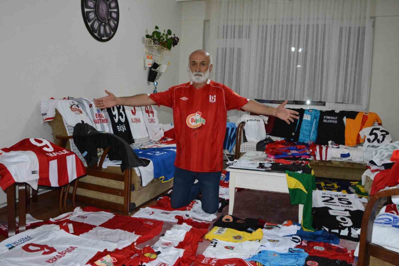 Balıkesir'de 35 yıllık gazeteci Cengiz Güneş, futbolculardan hediye aldığı yaklaşık