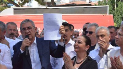 Cumhuriyet Halk Partisi (CHP) Balıkesir İl Başkanı Erden Köybaşı, beraberinde