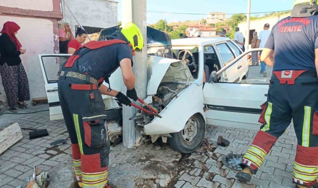 Balıkesir’in Burhaniye ilçesinde, Bahadınlı Mahallesinde elektrik direğini çarpan araçta iki