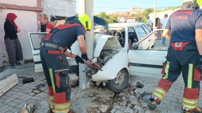Balıkesir’in Burhaniye ilçesinde, Bahadınlı Mahallesinde elektrik direğini çarpan araçta iki