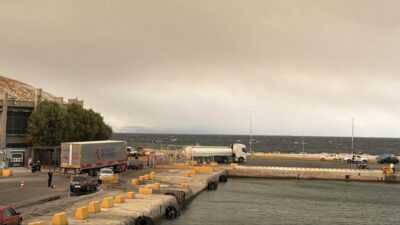 Balıkesir’in Gömeç ilçesindeki orman yangınının dumanları Yunanistan’ın Midilli Adası’na ulaştı.