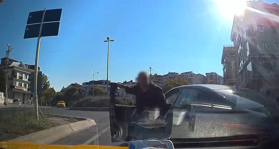 İstanbul Beylikdüzü'nde korna çalınmasına öfkelenen bir sürücü, taksiciyi takip edip
