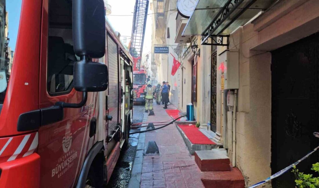 Beyoğlu İstiklal Caddesi’nde iş yerinde korkutan yangın Beyoğlu İstiklal Caddesi’nde, bir restoranda yangın çıktı. Ekiplerin yangına müdahalesi