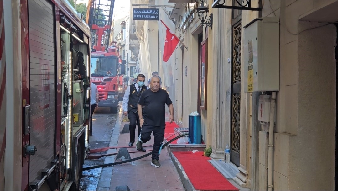 Beyoğlu İstiklal Caddesi’nde restoranda çıkan yangın söndürüldü Beyoğlu’nda İstiklal Caddesi’nde bulunan restoranda çıkan yangın, itfaiye ekiplerinin müdahalesiyle