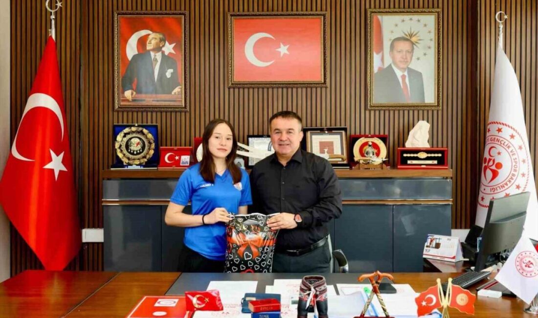 Bilecikli halter sporcusu Beyzanur Öztürk, Türkiye üçüncüsü oldu. Sakarya’da düzenlenen