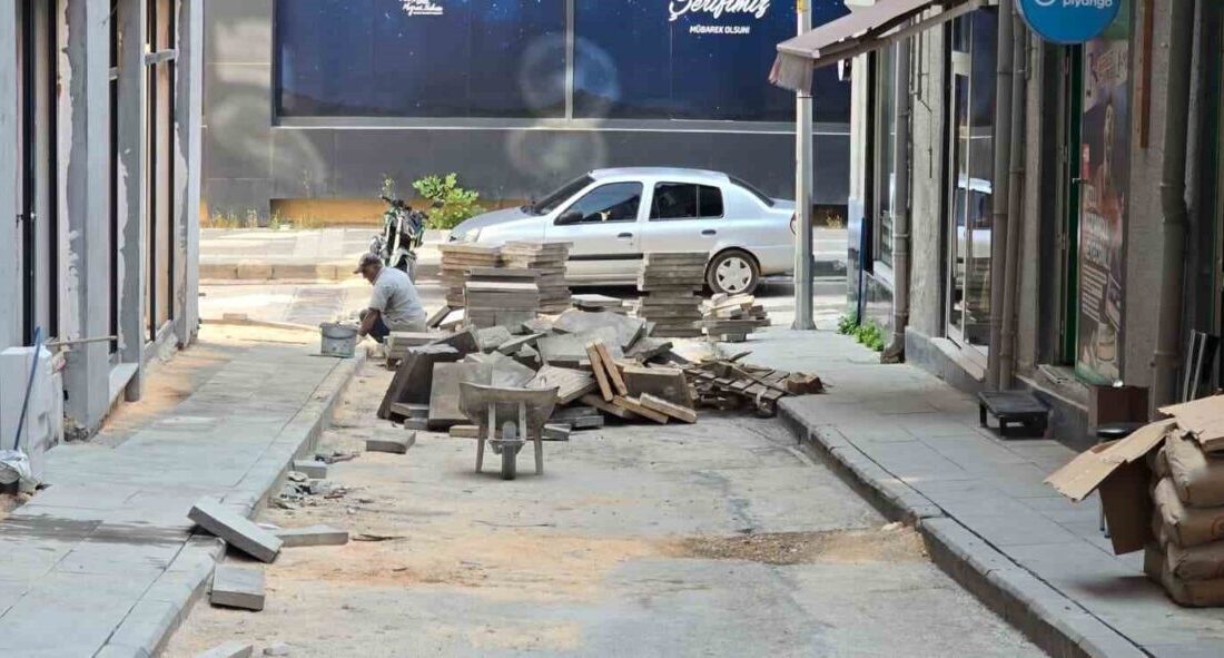 Bilecik’te, yapımı tamamlanan bir apartmanın önündeki yolun, kaldırımın yapımı için