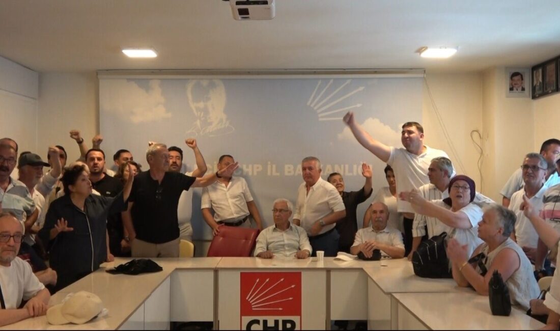 Bilecik’te CHP binasında gergin anlar CHP Bilecik İl Başkanlığına atanan Kazım Yağmur ve ekibi parti