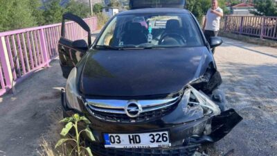 Bilecik’te iki otomobilin kafa kafaya çarpışması sonucu meydana gelen trafik