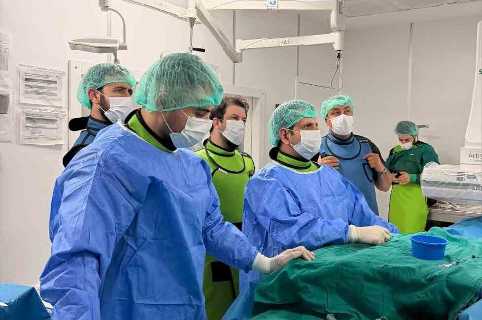 Bilecik’te kalpteki doğuştan delik ameliyatsız kapatıldı Bilecik Eğitim ve Araştırma Hastanesi’nde, kalpteki doğuştan delik ameliyatsız kapatıldı.