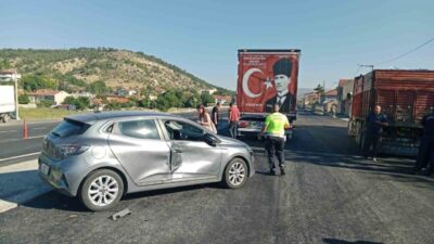 Bilecik’in Bozüyük ilçesinde otomobil ile kamyonetin çarpışması sonucu meydana gelen