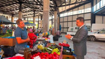 Bilecik’in Gölpazarı İlçe Kaymakamı Onur Titiz, ilçe pazarında köylü üreticilerle
