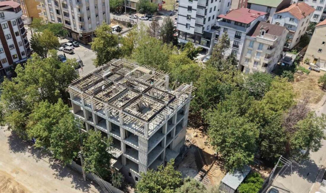 Bilgi evi ve aile sağlığı merkezinin kaba inşaatında sona doğru Çayırova’da Özgürlük Mahallesi’nin artan ihtiyaçları doğrultusunda yapımı süren bilgi evi