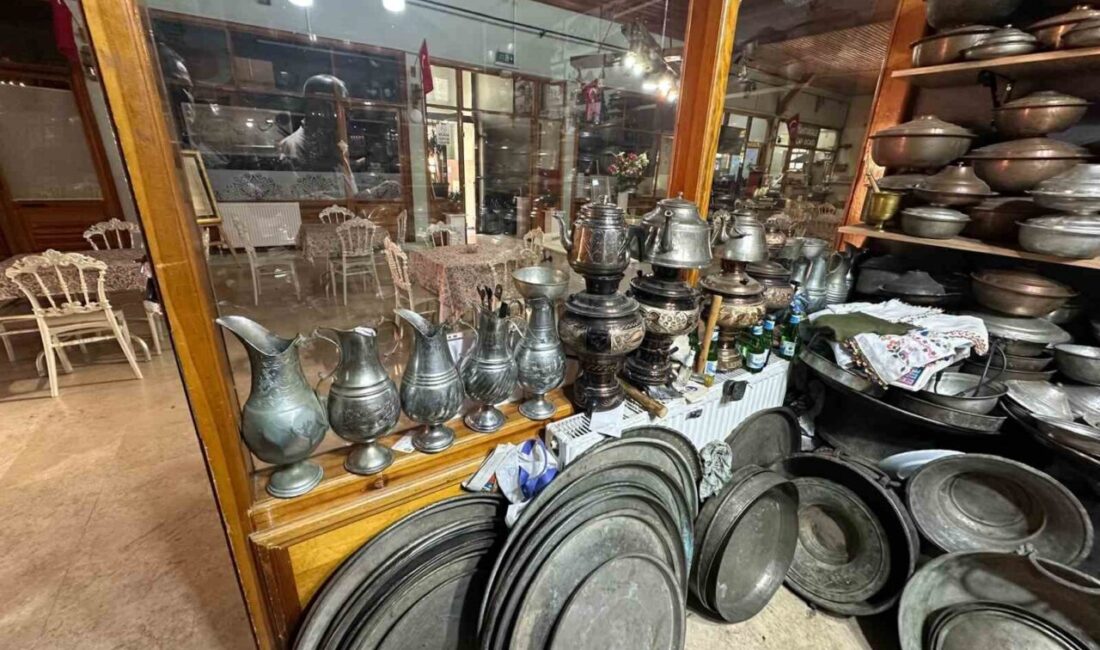 Bursa’nın Bakır Hazinesi Zamana Direniyor Bursa'da 44 yıl manavlık yaptıktan sonra bakır ürün koleksiyonculuğuna başlayan