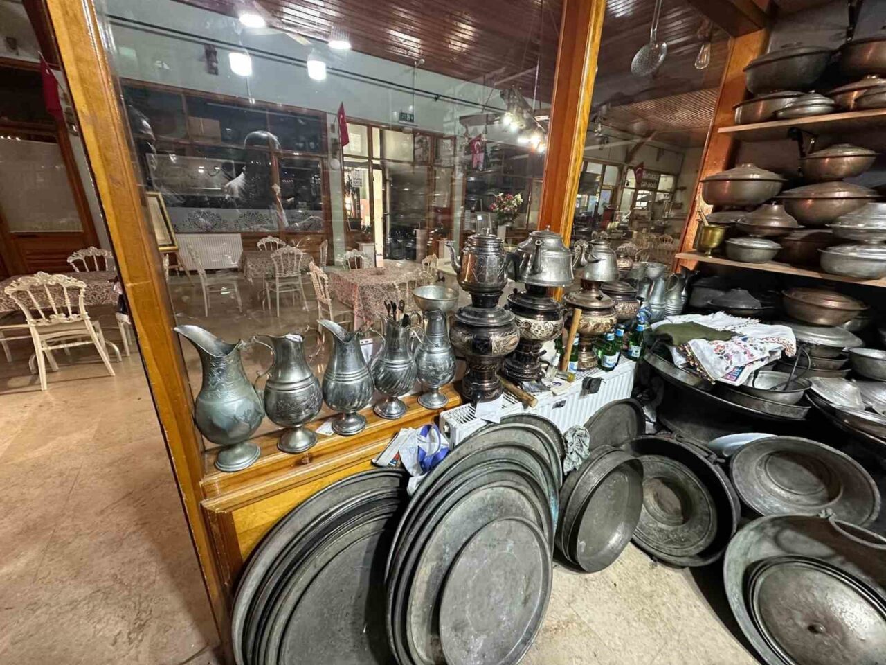Bursa'da 44 yıl manavlık yaptıktan sonra bakır ürün koleksiyonculuğuna başlayan