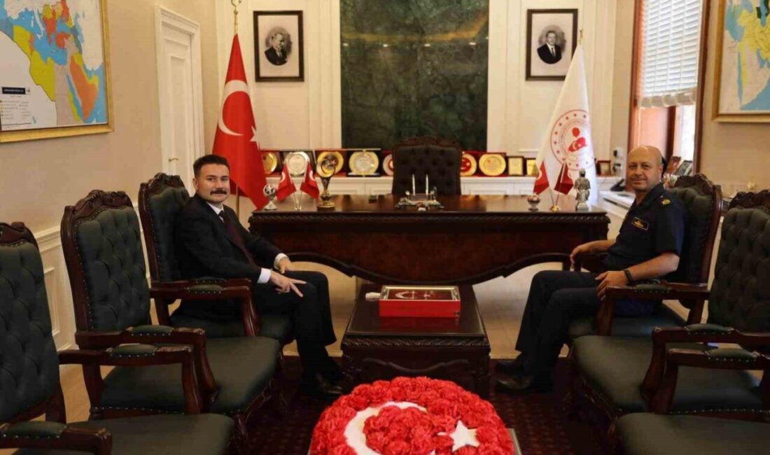 Çanakkale Boğaz ve Garnizon Komutanı Tuğamiral Mustafa Biçen ile Kaymakam