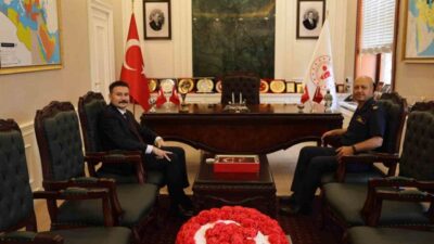 Çanakkale Boğaz ve Garnizon Komutanı Tuğamiral Mustafa Biçen ile Kaymakam