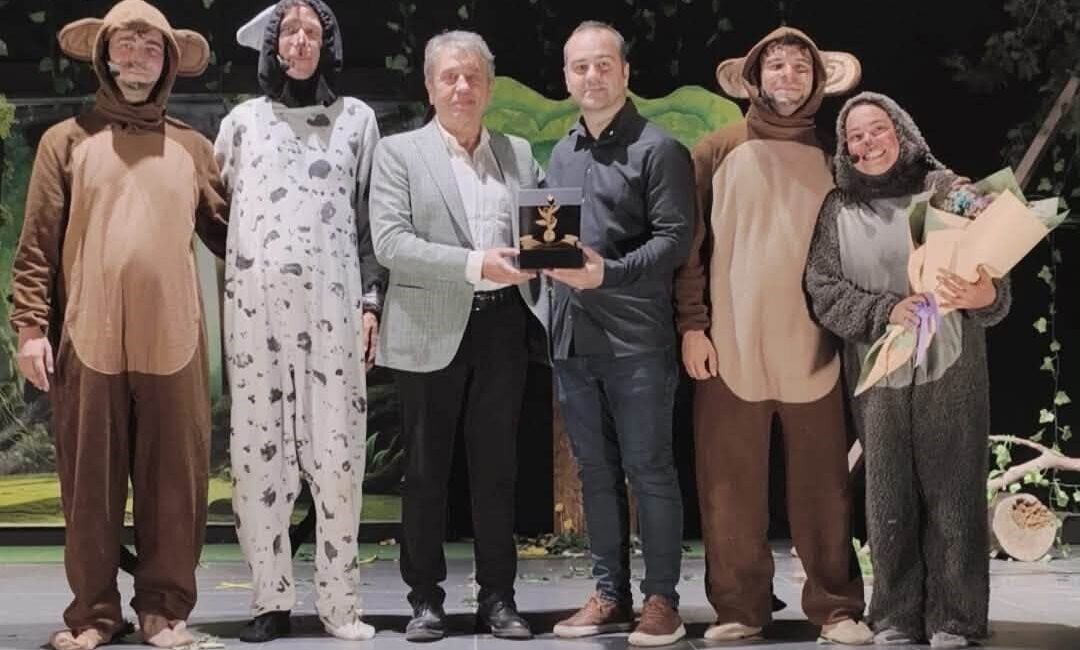 Burhaniye ilçesinde, 7.Burhaniye Kitap Fuarı yüzlerce kitap meraklısını buluştururken, fuarda