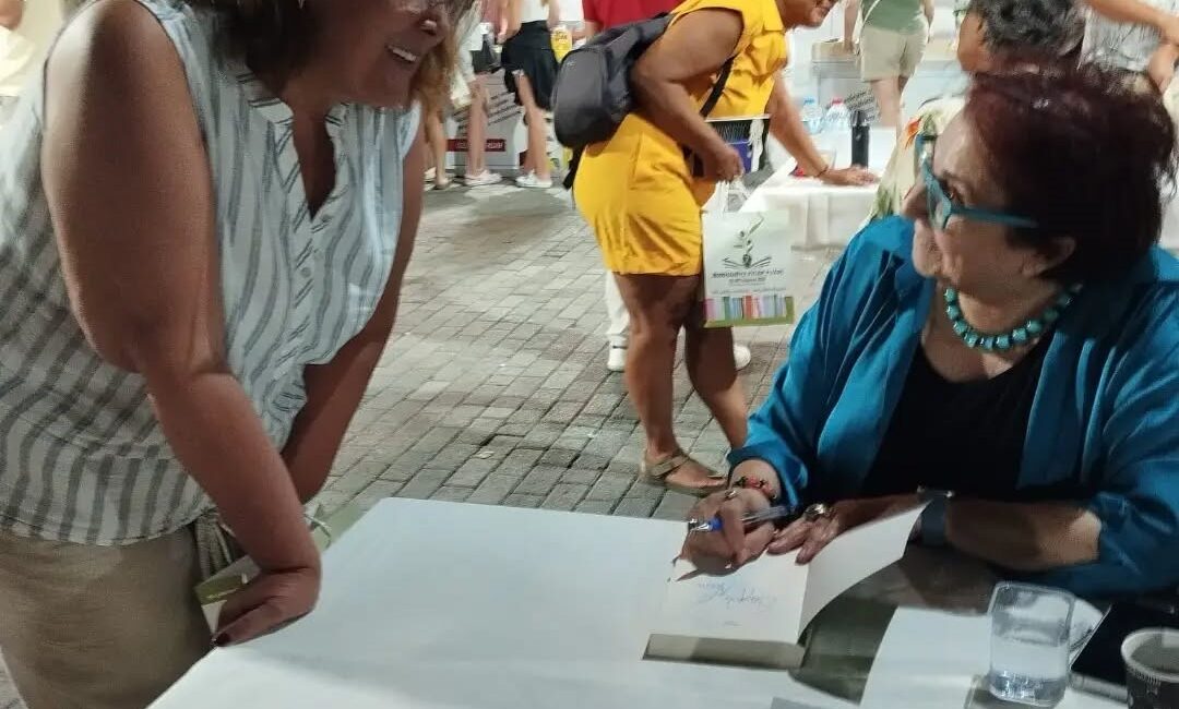 Burhaniye de imza günü ilgi gördü Burhaniye ilçesinde 7.Kitap Fuarı devam ederken, yazarların düzenlediği imza günleri