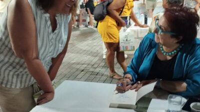 Burhaniye ilçesinde 7.Kitap Fuarı devam ederken, yazarların düzenlediği imza günleri