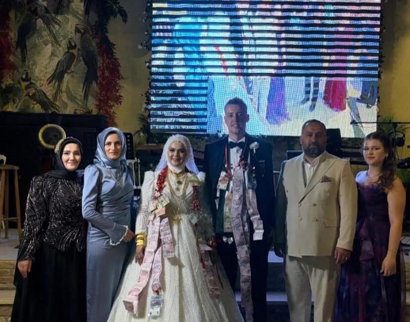 Burhaniye’de kadın muhtarın mutlu günü Burhaniye ilçesinde, Bahçelievler Mahallesi Muhtarı Yasemin Kozan ve Yılmaz Kozan’ın