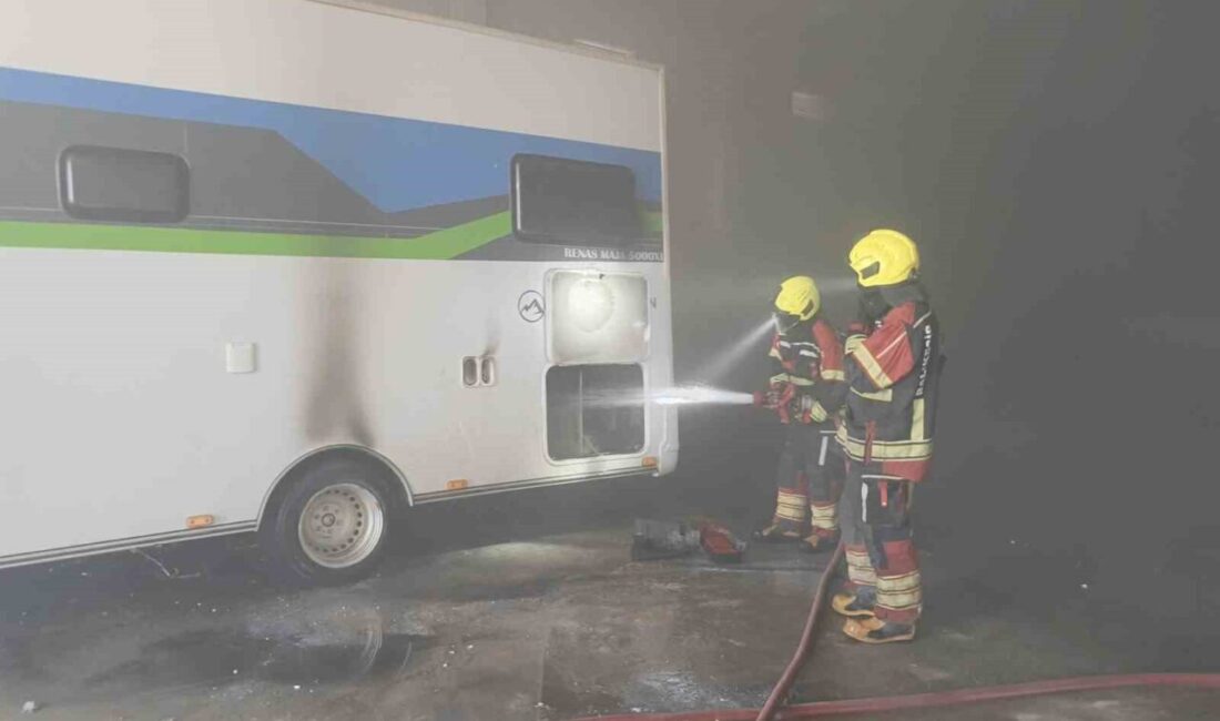 Balıkesir’in Burhaniye ilçesinde, karavan olarak kullanılan kamyonette çıkan yangın korkuya
