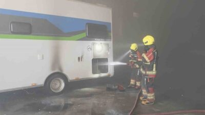 Balıkesir’in Burhaniye ilçesinde, karavan olarak kullanılan kamyonette çıkan yangın korkuya