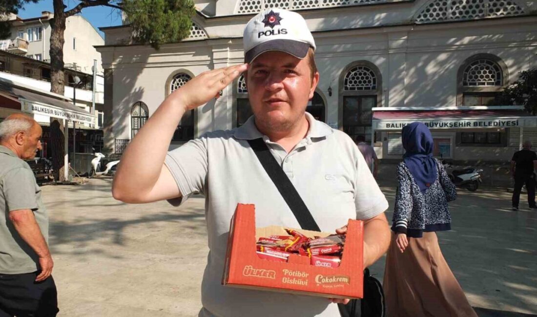 Burhaniye’de Polis şapkalı seyyar satıcı ilgi odağı oldu Burhaniye ilçesinde, seyyar satıcılık yaparak geçimini sağlayan Mustafa Şen, ilgi