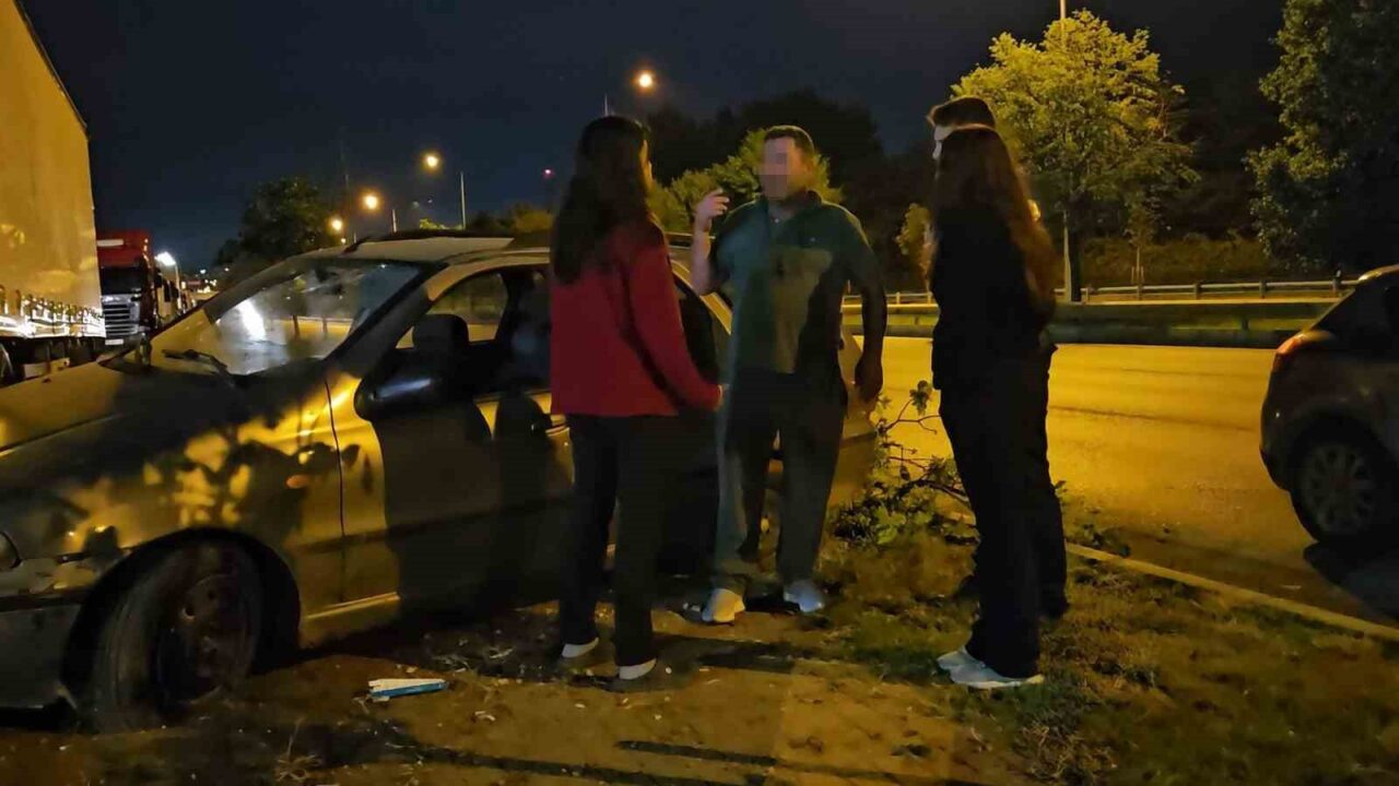 Bursa'nın Nilüfer ilçesinde otomobilin tıra çarpmasıyla meydana gelen kazanın ardından
