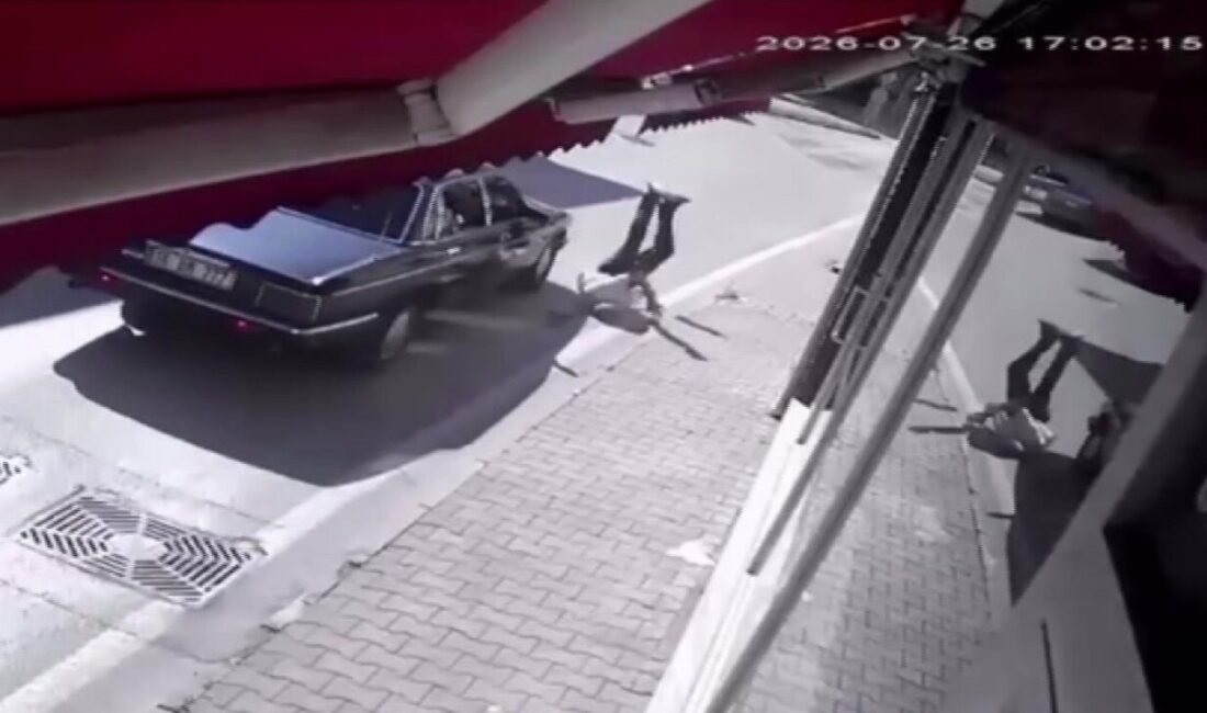 Bursa’da otomobilin çarptığı yaya ağır yaralandı Bursa’nın Mudanya ilçesinde yolun karşısına koşarak geçmeye çalışan yayaya otomobil