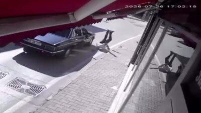 Bursa’nın Mudanya ilçesinde yolun karşısına koşarak geçmeye çalışan yayaya otomobil