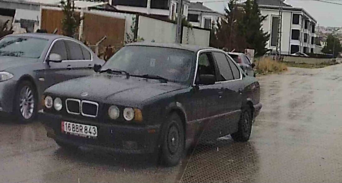 Bursa’nın İnegöl ilçesinde trafikte drift yaptığı anlar araç kamerasına yansıyan